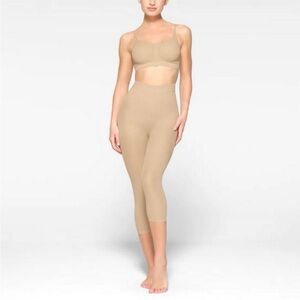 SKIMS Everyday Sculpt Mid Waist Capri Leggings Size:L  Clay NWT
